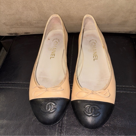 Chanel Flats 36 Lambskin Two Tone Black Captoe Beige Body VEUC Leather Bottom - Picture 11 of 12